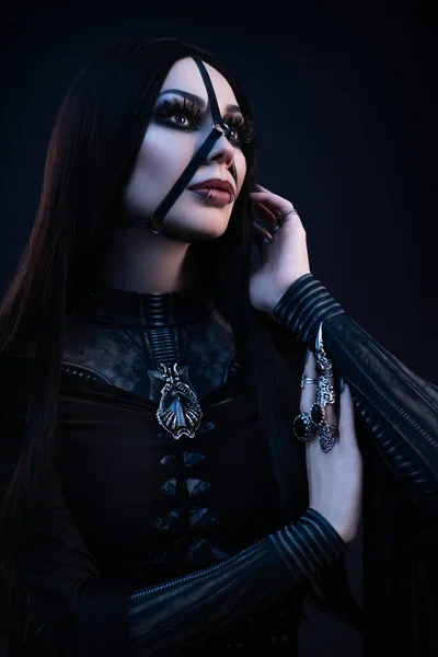 Junge Frau Schwarzem Kleid Gothic Stil Posiert — Stockfoto