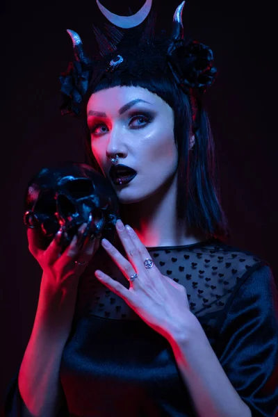 Młoda Kobieta Czarnej Sukience Stylu Gotyckim Pozowanie Czaszką — Zdjęcie stockowe