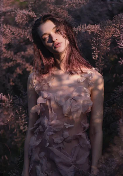 Model Muda Yang Cantik Berpose Taman Musim Semi — Stok Foto