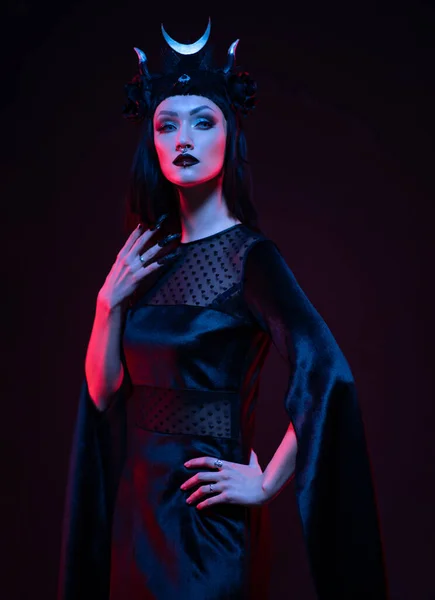 Ung Kvinna Svart Klänning Gotisk Stil Poserar — Stockfoto