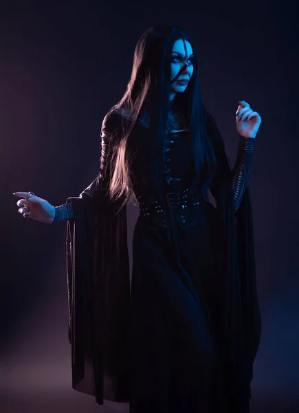 Młoda Kobieta Czarnej Sukience Stylu Gotyckim Pozowanie — Zdjęcie stockowe