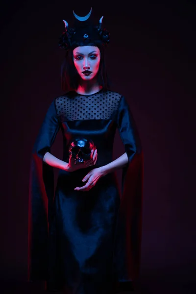 Gotik Tarzda Siyah Elbiseli Genç Bir Kadın Kafatasıyla Poz Veriyor — Stok fotoğraf
