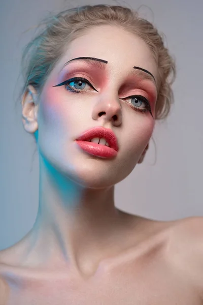 Bella Ragazza Con Trucco Creativo Posa Studio — Foto Stock