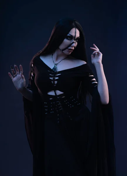 Junge Frau Schwarzem Kleid Gothic Stil Posiert — Stockfoto