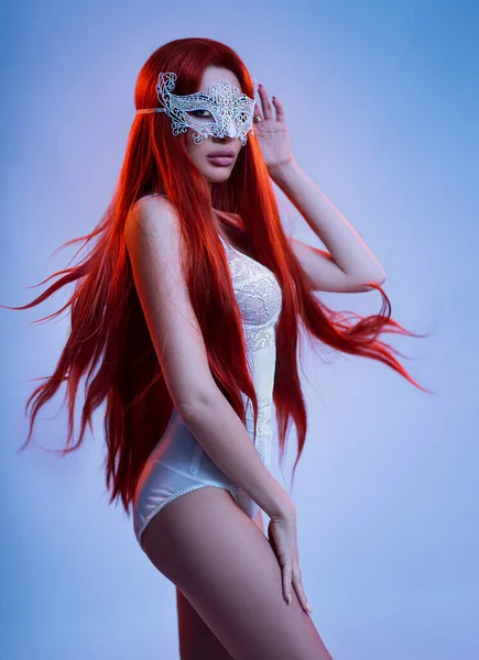 Jeune Femme Masque Posant Studio — Photo