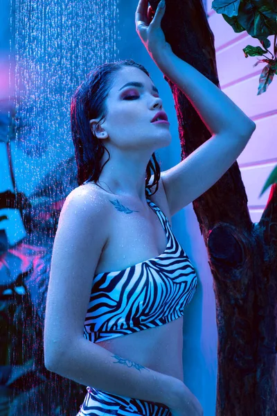 Junge Schöne Frau Badeanzug Posiert Der Dusche — Stockfoto
