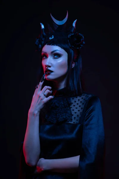 Junge Frau Schwarzem Kleid Gothic Stil Posiert — Stockfoto
