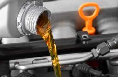 Yeni motor yağı, araba motoru, yakın çekim 