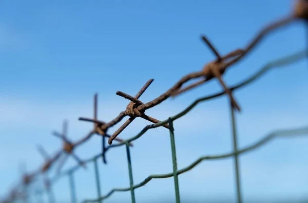 Rusty Chain Fence Blue Sky — Stock Photo, Image