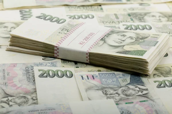 Чеська банкноти номіналом один і два тисяч крон — стокове фото