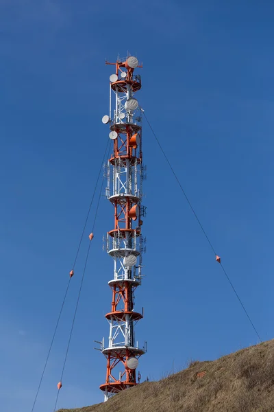 Ραδιο τεχνολογία πύργος στο νησί — Φωτογραφία Αρχείου
