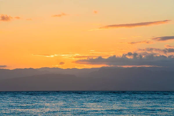 Pôr-do-sol idílico sobre o oceano indiano, Madagáscar — Fotografia de Stock