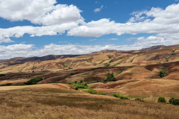 Tradizionale paesaggio collinare del Madagascar — Foto Stock