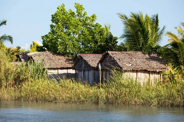 Madagaskar traditionella lantliga landskapet med koja — Stockfoto