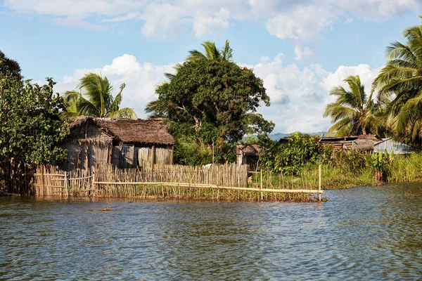 Madagaskar traditionella lantliga landskapet med koja — Stockfoto