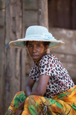 Hasır şapka ile eski Madagaskarlı kadın portresi