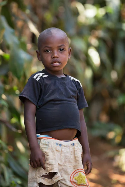 Madagaszkári fiú szakadt ruhát — Stock Fotó