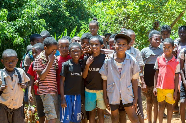 Los escolares malgaches esperan una lección — Foto de Stock