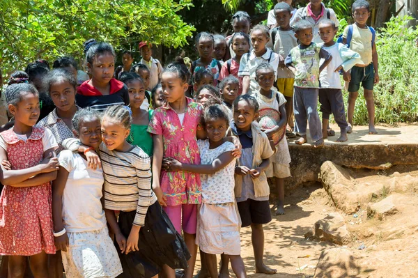 Crianças da escola malgaxe à espera de uma lição — Fotografia de Stock