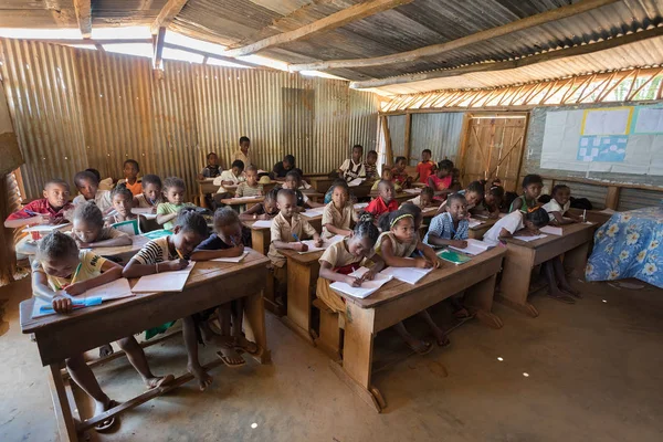 Bambini delle scuole malgasce in classe — Foto Stock