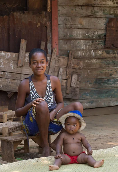 Mujer malgache con bebé descansando en la sombra, Madagascar — Foto de Stock