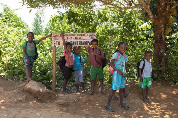 Crianças da escola malgaxe à espera de uma lição — Fotografia de Stock