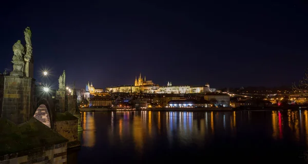 Cathedral of St. Vitus, Prague castle and the Vltava in night — Stock Photo, Image