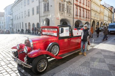 Ünlü tarihi kırmızı araba Prag Prag sokakta