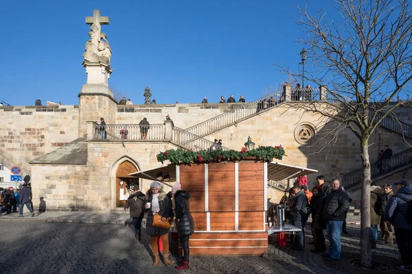 Julmarknad under berömda Karlsbron i Prag — Stockfoto