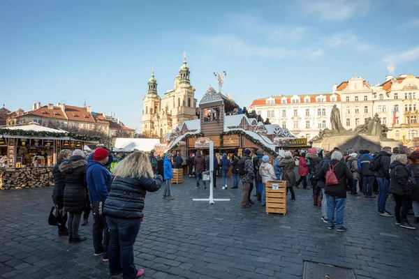 Kerstmarkt op de oude stadsplein in Praag — Stockfoto