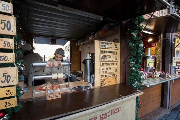 Kerstmarkt op de oude stadsplein in Praag — Stockfoto