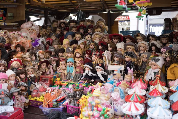 Souvenirwinkel op beroemde Havels markt in de eerste week van de komst van Kerstmis — Stockfoto