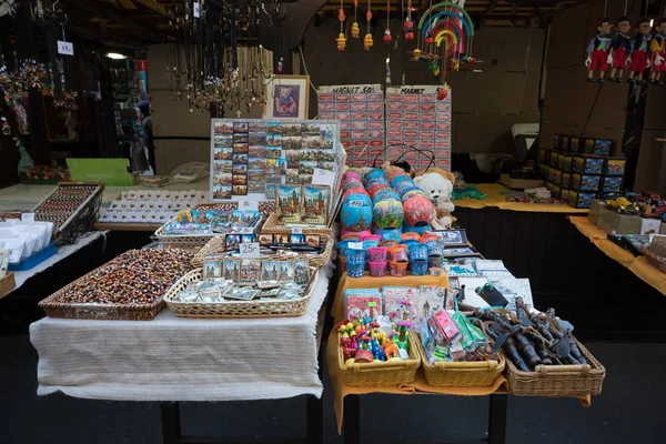 Souvenirwinkel op beroemde Havels markt in de eerste week van de komst van Kerstmis — Stockfoto