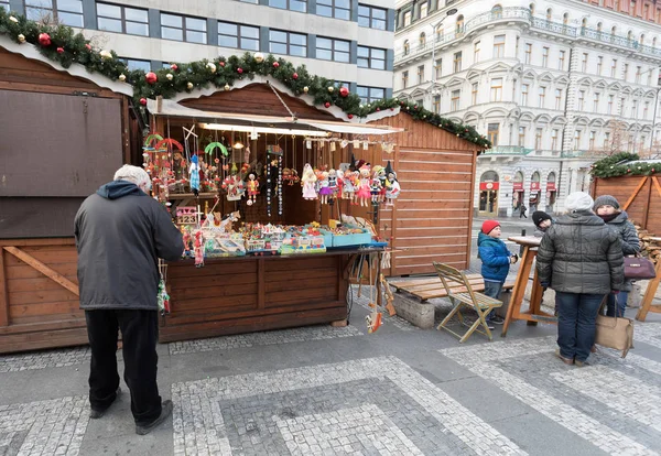 Popoli sul famoso mercatino di Natale dell'Avvento in Piazza Venceslao — Foto Stock