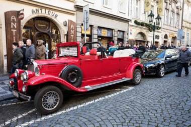 Ünlü tarihi kırmızı araba Prag Prag sokakta