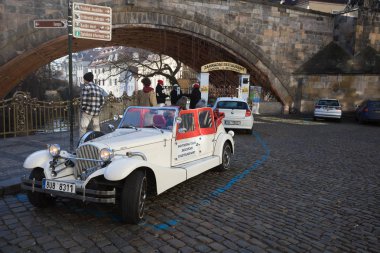 Ünlü tarihi kırmızı araba Prag Prag sokakta