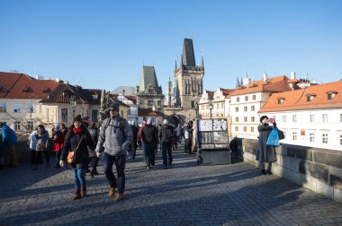 Charles Köprüsü ile kalabalık turist