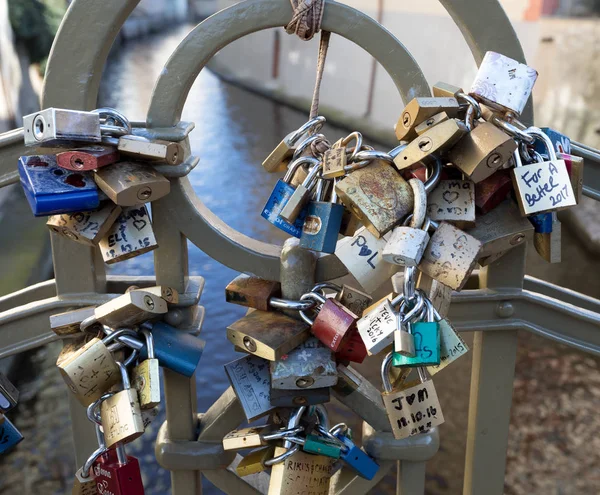 Fechaduras na ponte em Praga para simbolizar o amor para sempre — Fotografia de Stock