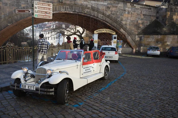 有名な歴史的な赤い車プラハの通りでプラーガ — ストック写真