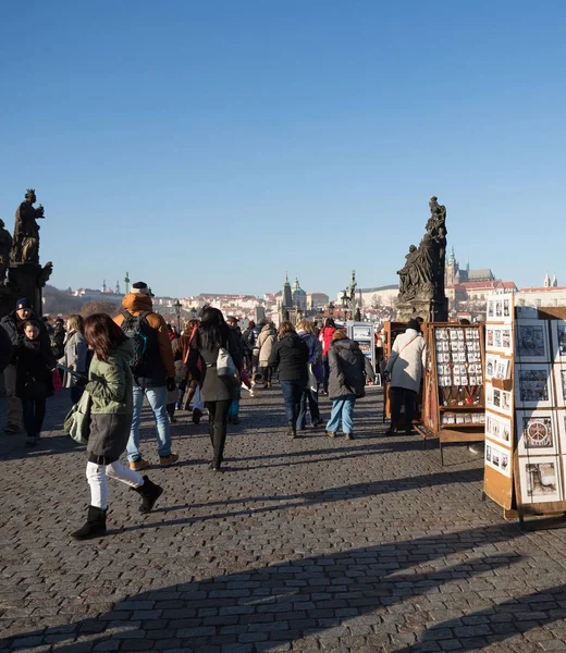 Charles Bridge met menigte van toeristische — Stockfoto