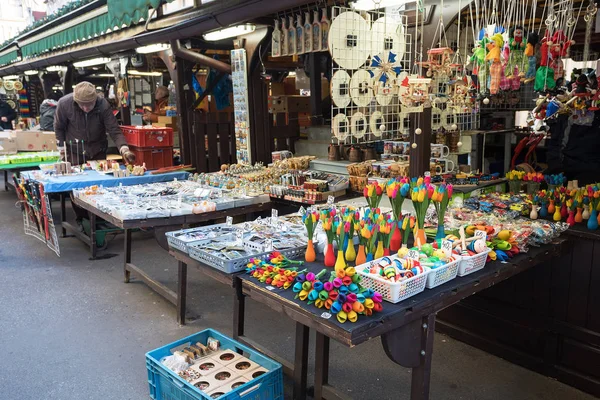 Tienda de recuerdos en el famoso Havels Market en la primera semana de Adviento en —  Fotos de Stock