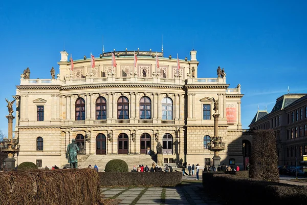 Концертные залы Rudolfiunum на площади Яна Палача в Праге — стоковое фото