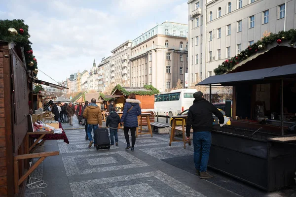 Népek, a híres advent karácsonyi piacon, a Vencel tér — Stock Fotó