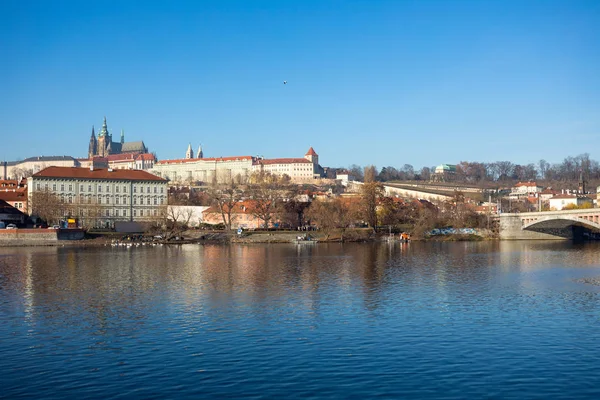 Cathedral of St. Vitus, Prague castle and the Vltava River — Stock Photo, Image