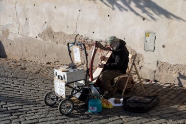 Müzisyen arkasında Prag Kalesi, Çek Cumhuriyeti
