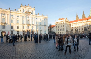Turistler sıra Prag Kalesi önünde