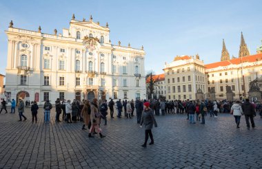 Turistler sıra Prag Kalesi önünde