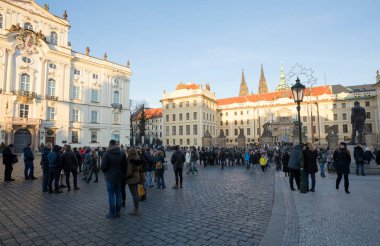 Turistler sıra Prag Kalesi önünde
