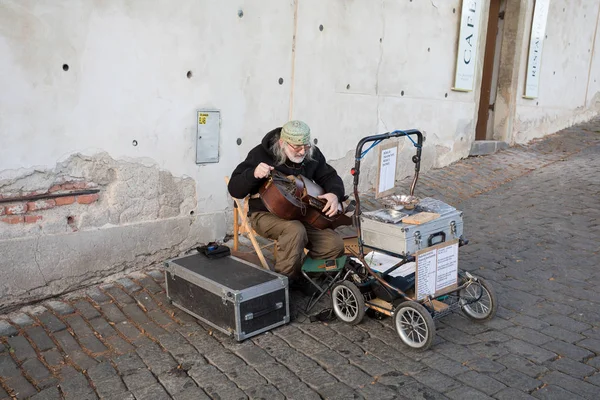 Músico por trás do castelo de Praga, República Checa — Fotografia de Stock