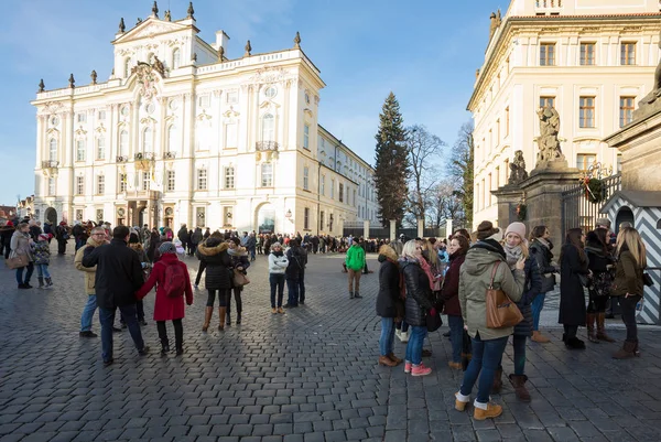 Tourists queue in front of the Prague Castle — Stock Photo, Image